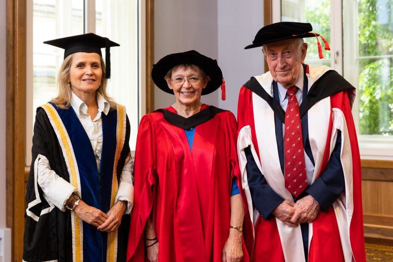 大学授予诺贝尔奖得主荣誉博士学位