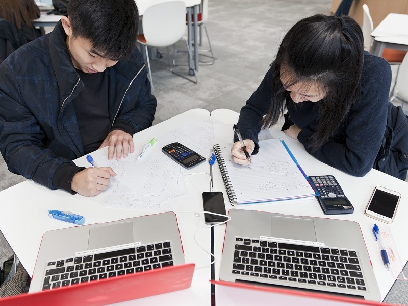 学生们赞扬伦敦政治经济学院生活中心迎来首个周年庆祝活动