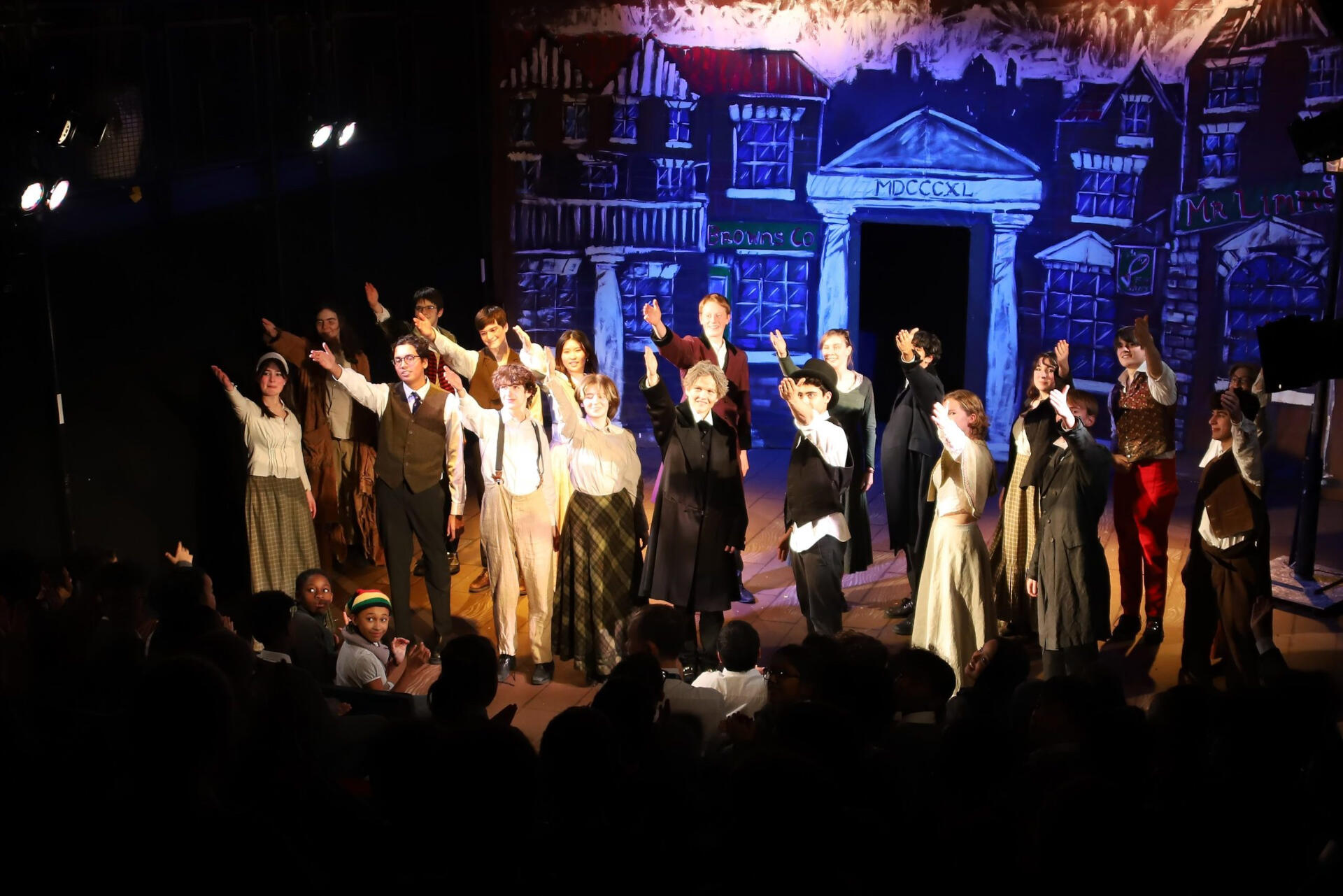 用独特的演出点亮庭院：狄更斯备受喜爱的圣诞故事