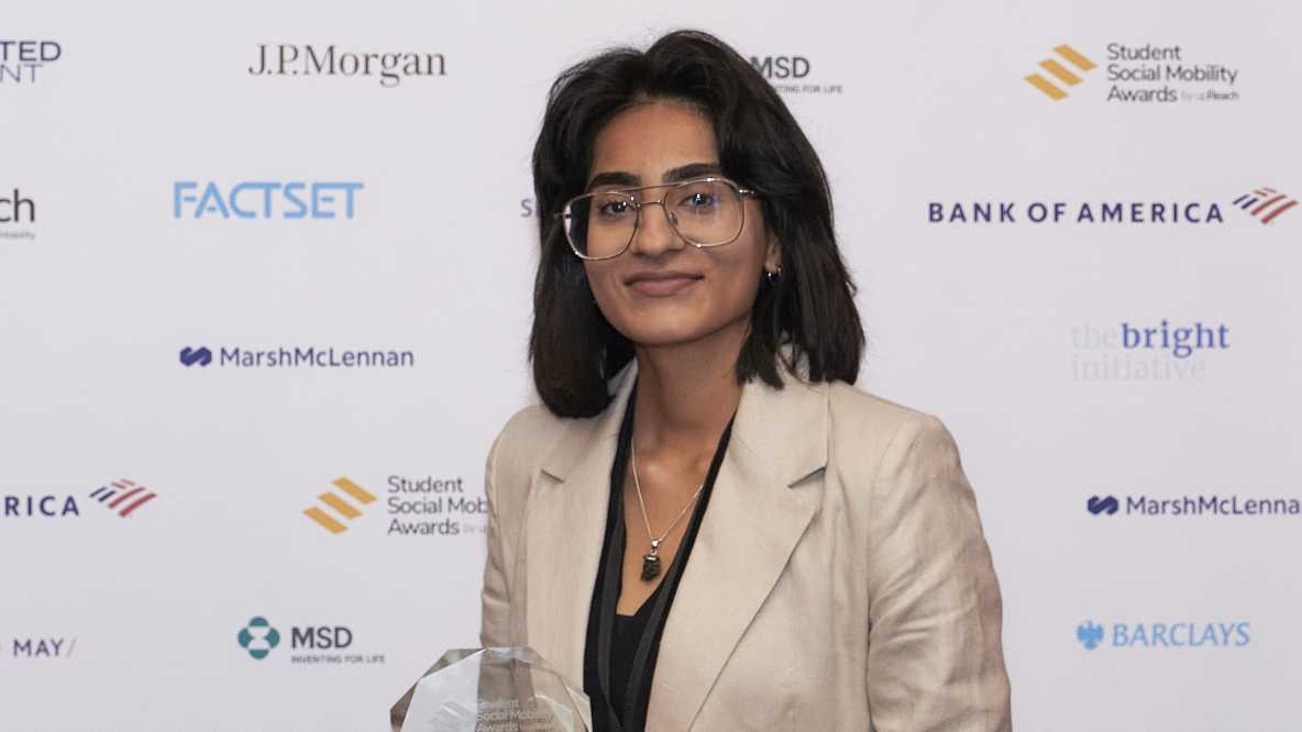 谢菲尔德学生因不顾逆境而受到赞扬