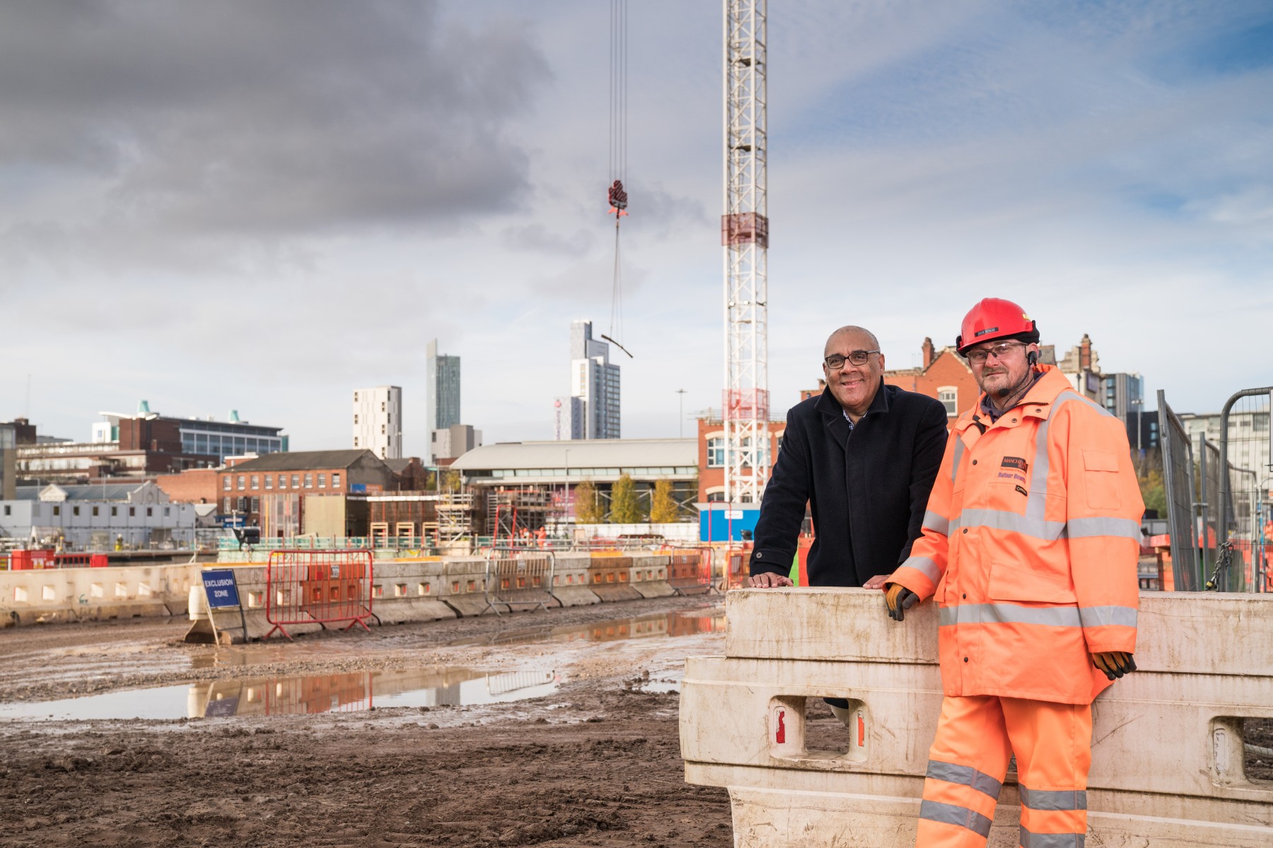 大学就业中心扩大规模，已帮助4,000人就业。