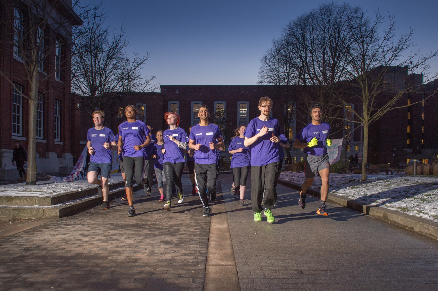 学生在24小时长跑挑战中毫不费力