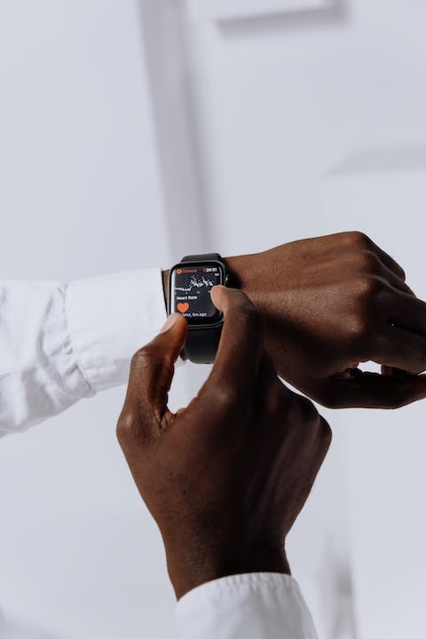 How Does a Smartwatch Monitor Heart Rate: The Ultimate Guide