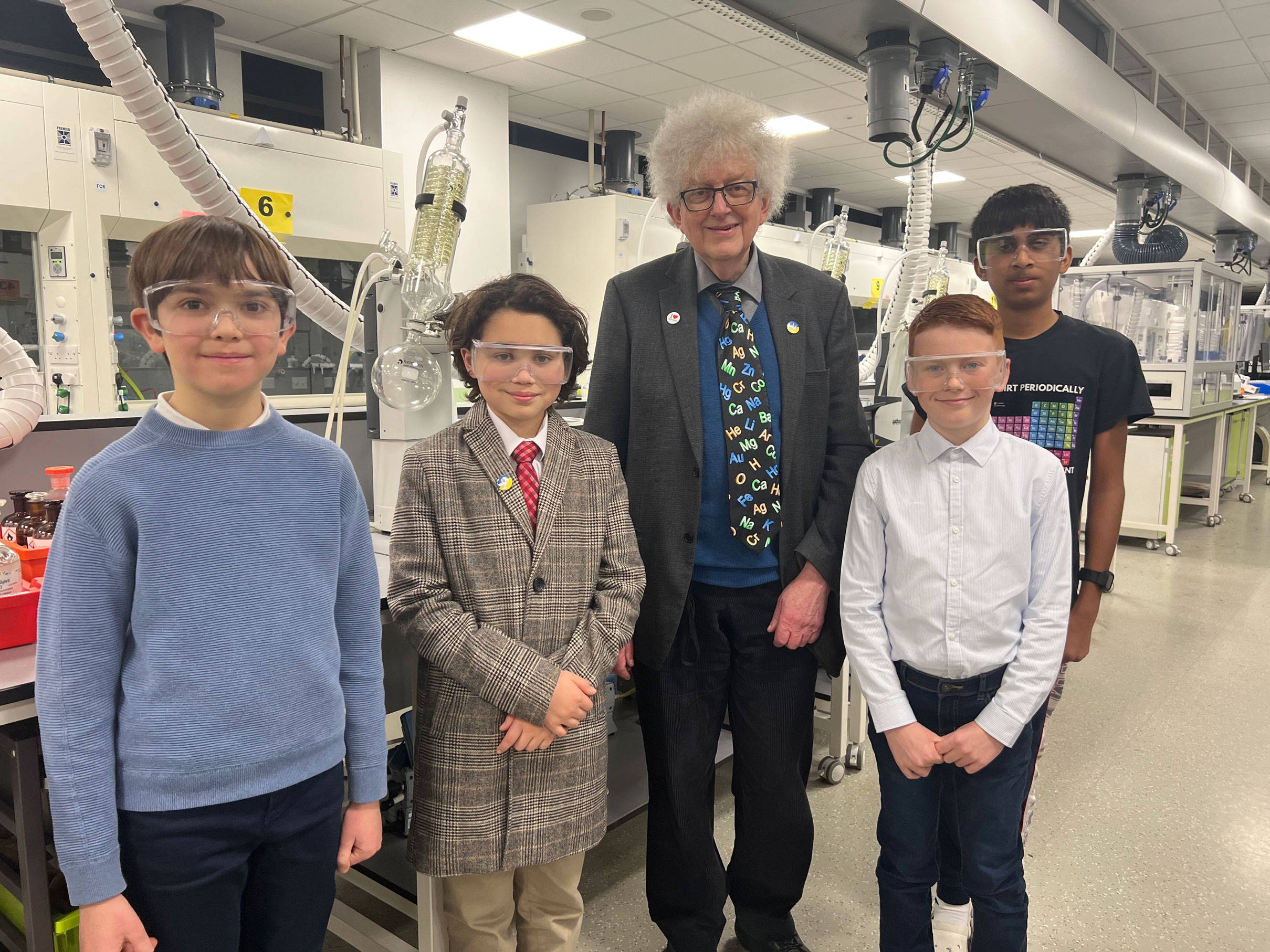 《圣诞提前来临：化学爱好者透过 You Tube 英雄网站获得来访机会》