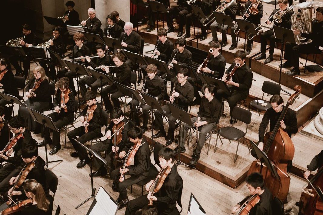 您将我们带入另一个境界 - 管弦乐团与协奏曲独奏家受到入迷观众的赞美