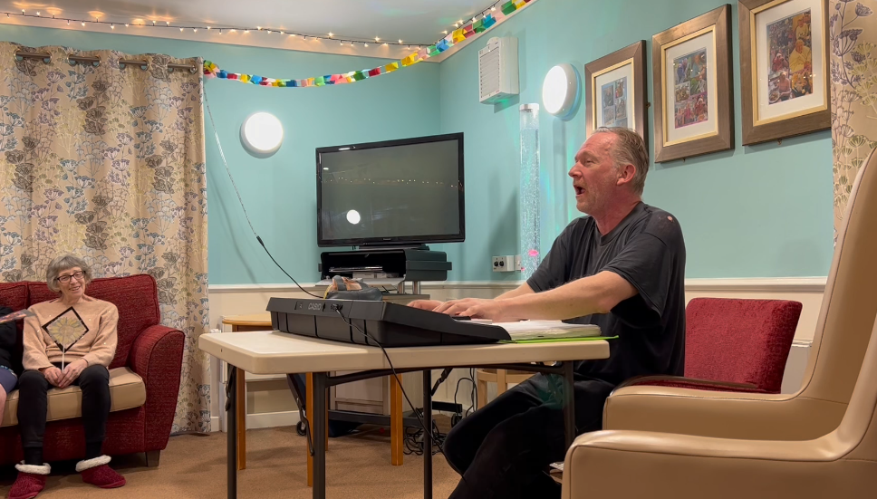 音乐能帮助减少患有痴呆症的养老院居民的抑郁症吗？