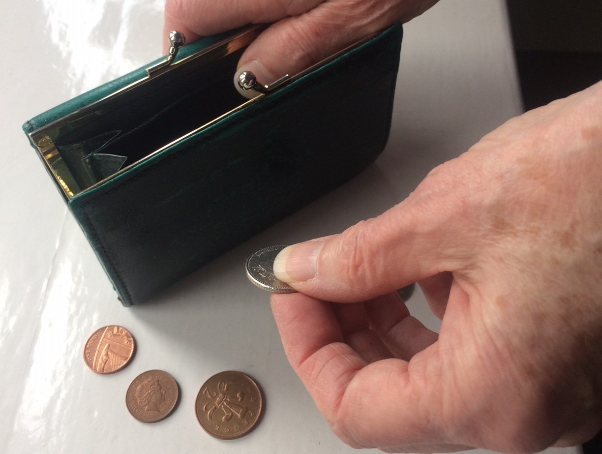 年长妇女面临更严重的财务困境：困难重重，我陷入泥潭