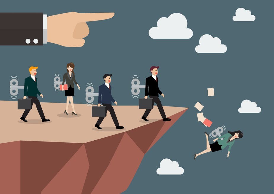 妇女冲破玻璃天花板，却不幸滑下玻璃悬崖