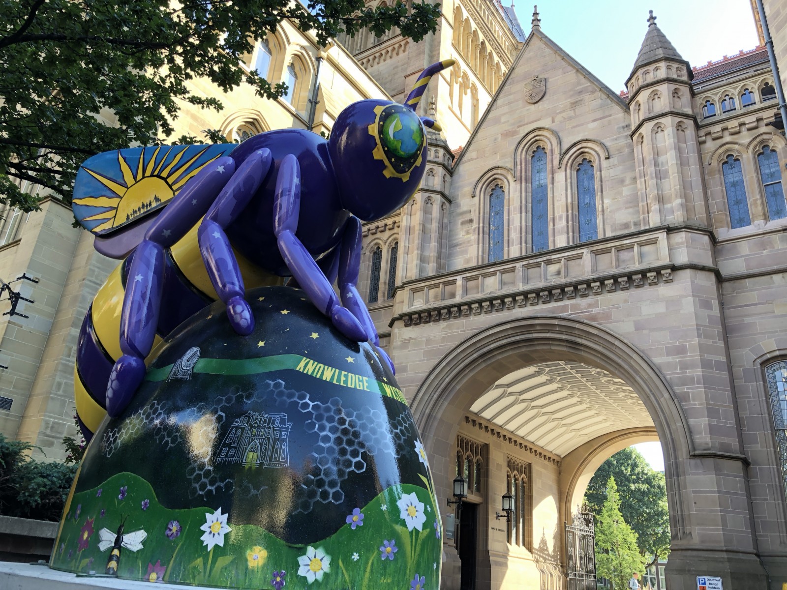 大学的新蜜蜂雕塑庆祝曼彻斯特独特的繁忙氛围