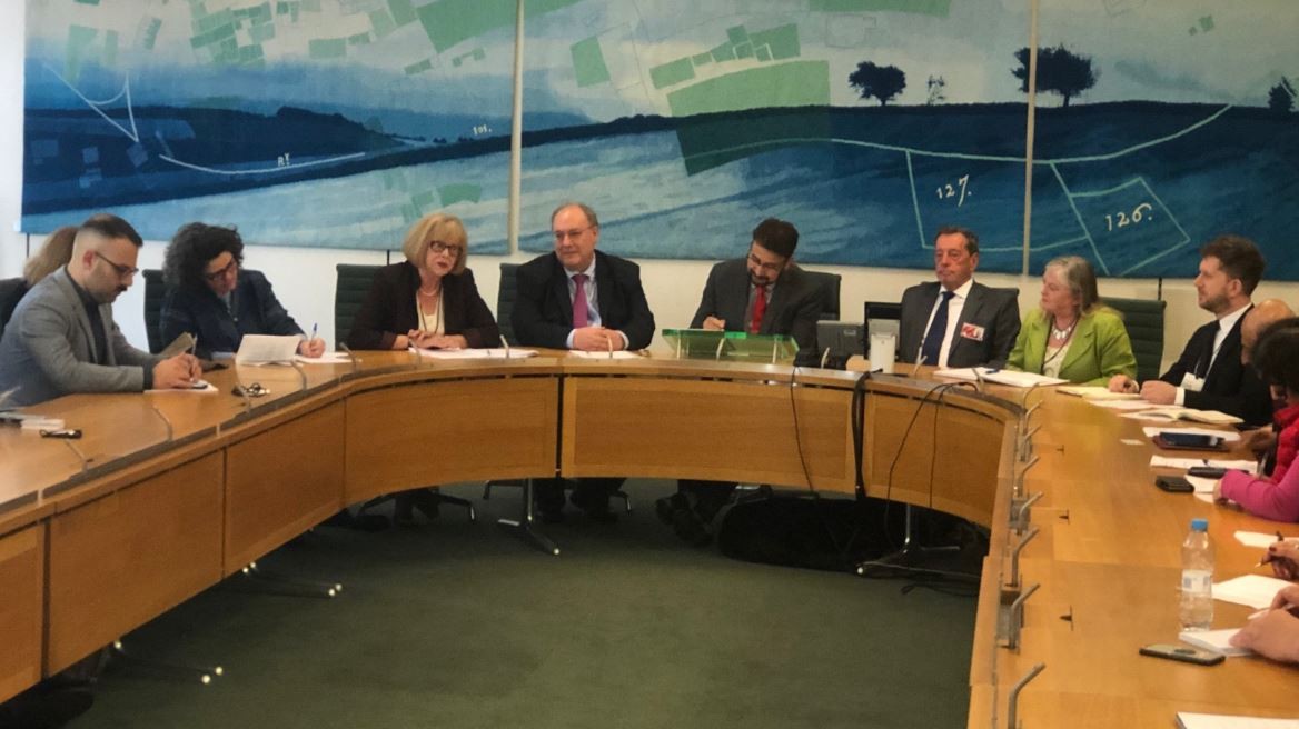 政界和学界呼吁承认英国是一个多语社会