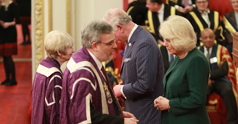 MIB在白金汉宫仪式上获得女王周年纪念奖