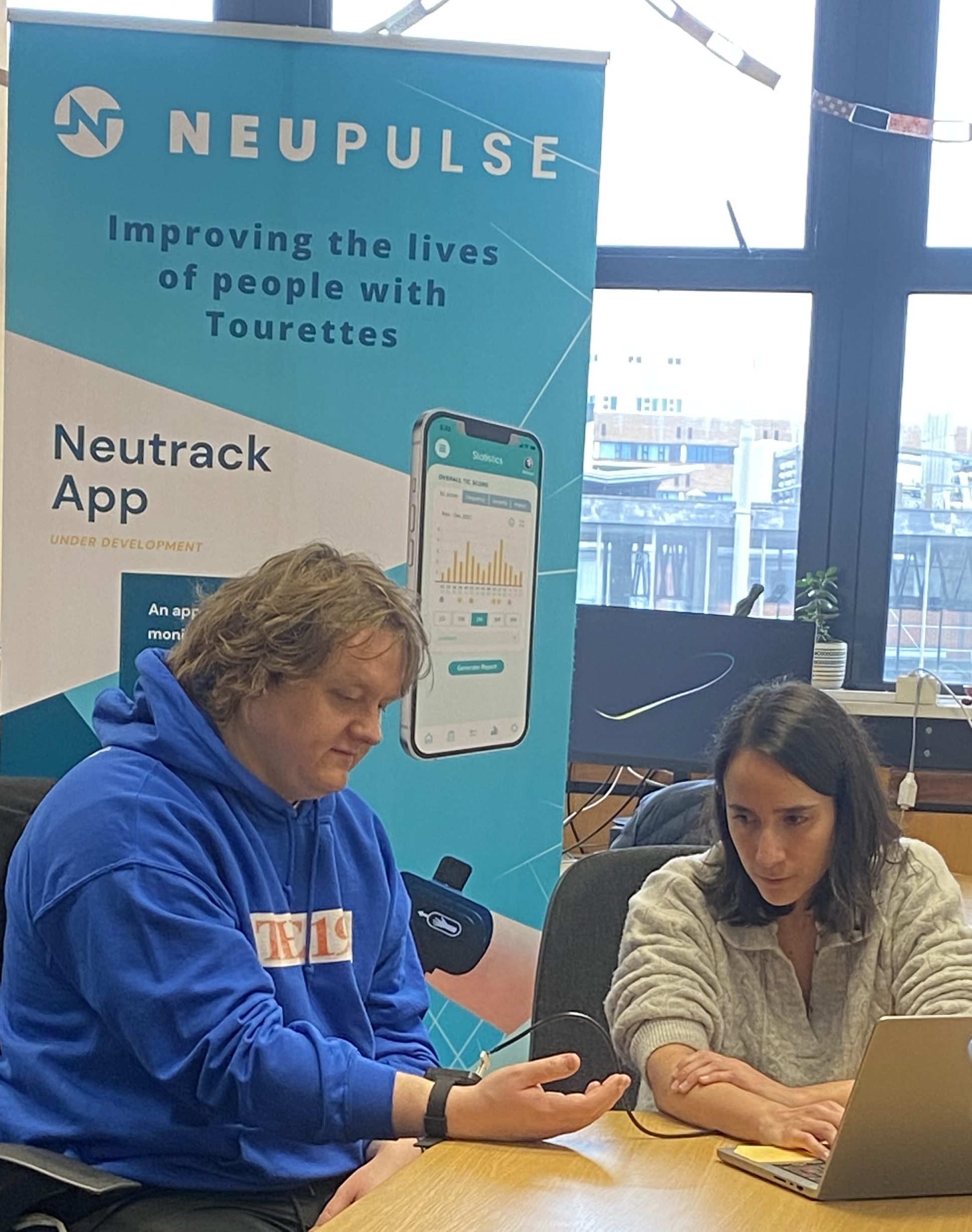 刘易斯·卡帕尔迪突然造访大学，试用抽动症手腕设备