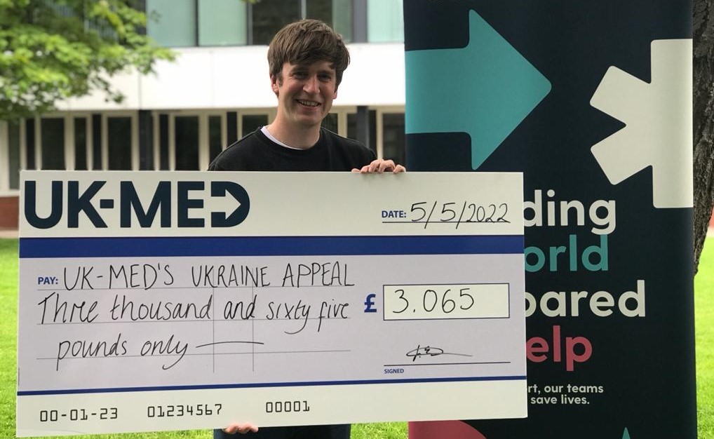 大学员工完成1600公里骑行挑战，为乌克兰筹款活动筹集资金