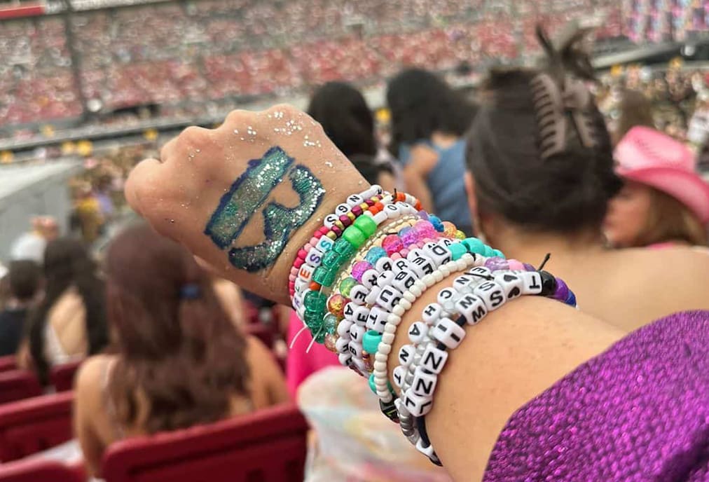 taylor swift inspired friendship bracelets at concert