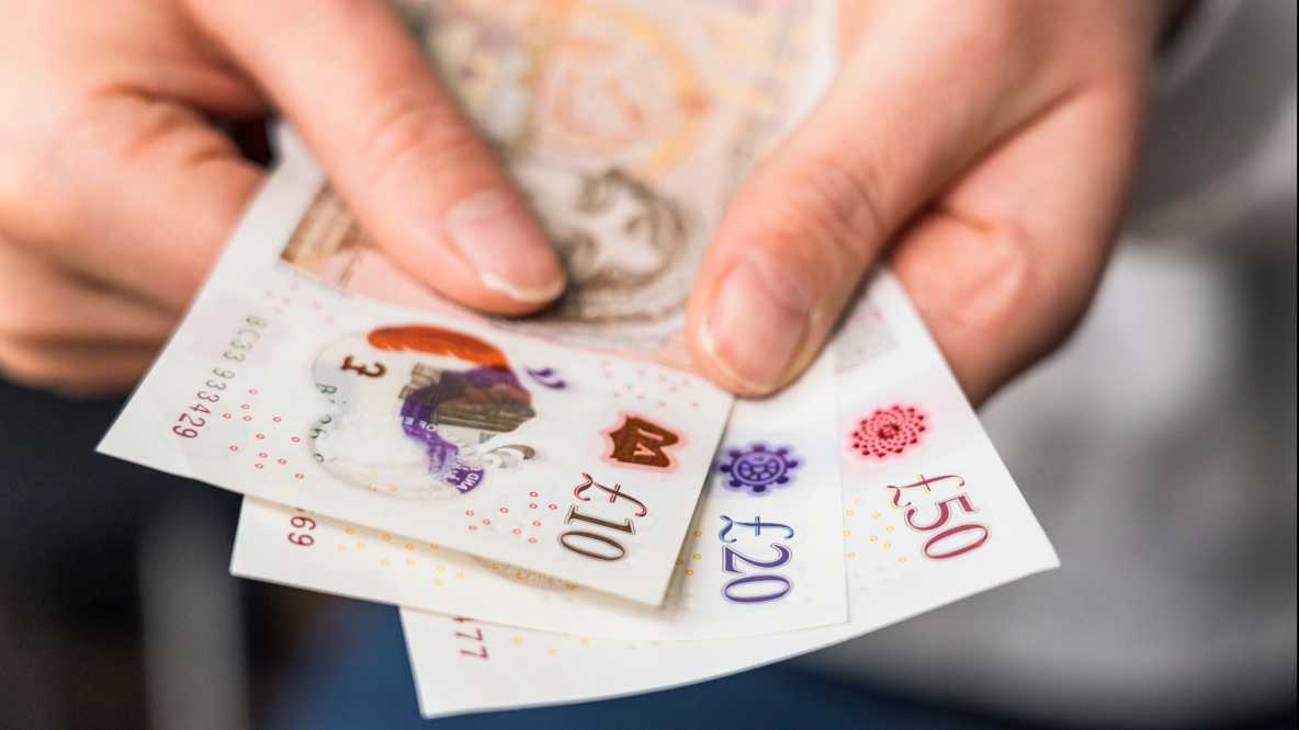 银行关闭导致市民纷纷转战邮局办理现金业务