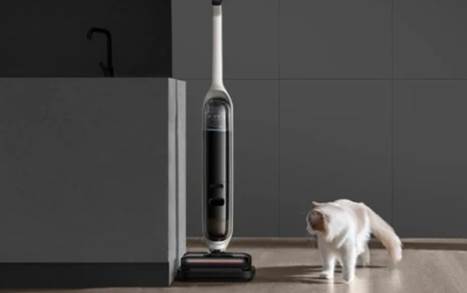 eufy-cleaner-with-cat