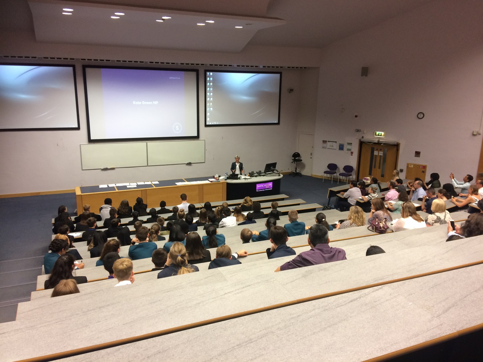 议员称赞当地学生体验大学生活