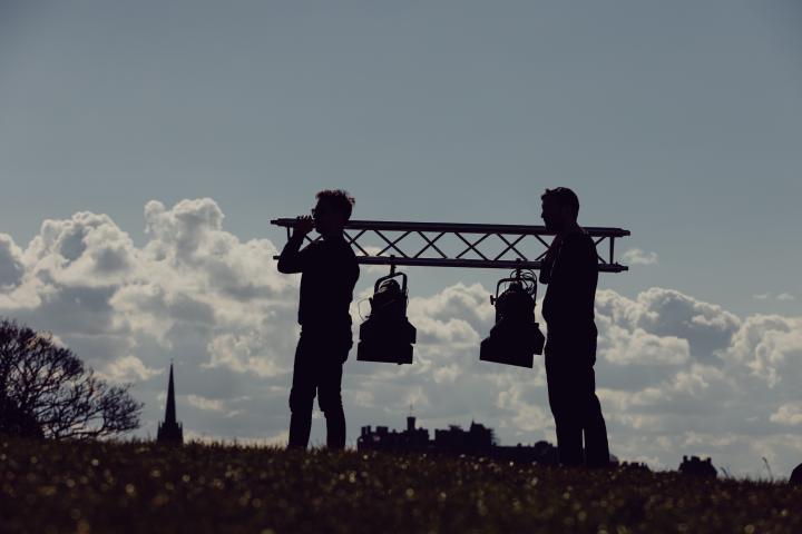节日热闹氛围重返舞台
