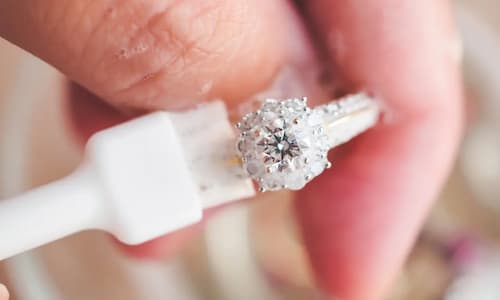 cleaning diamond ring