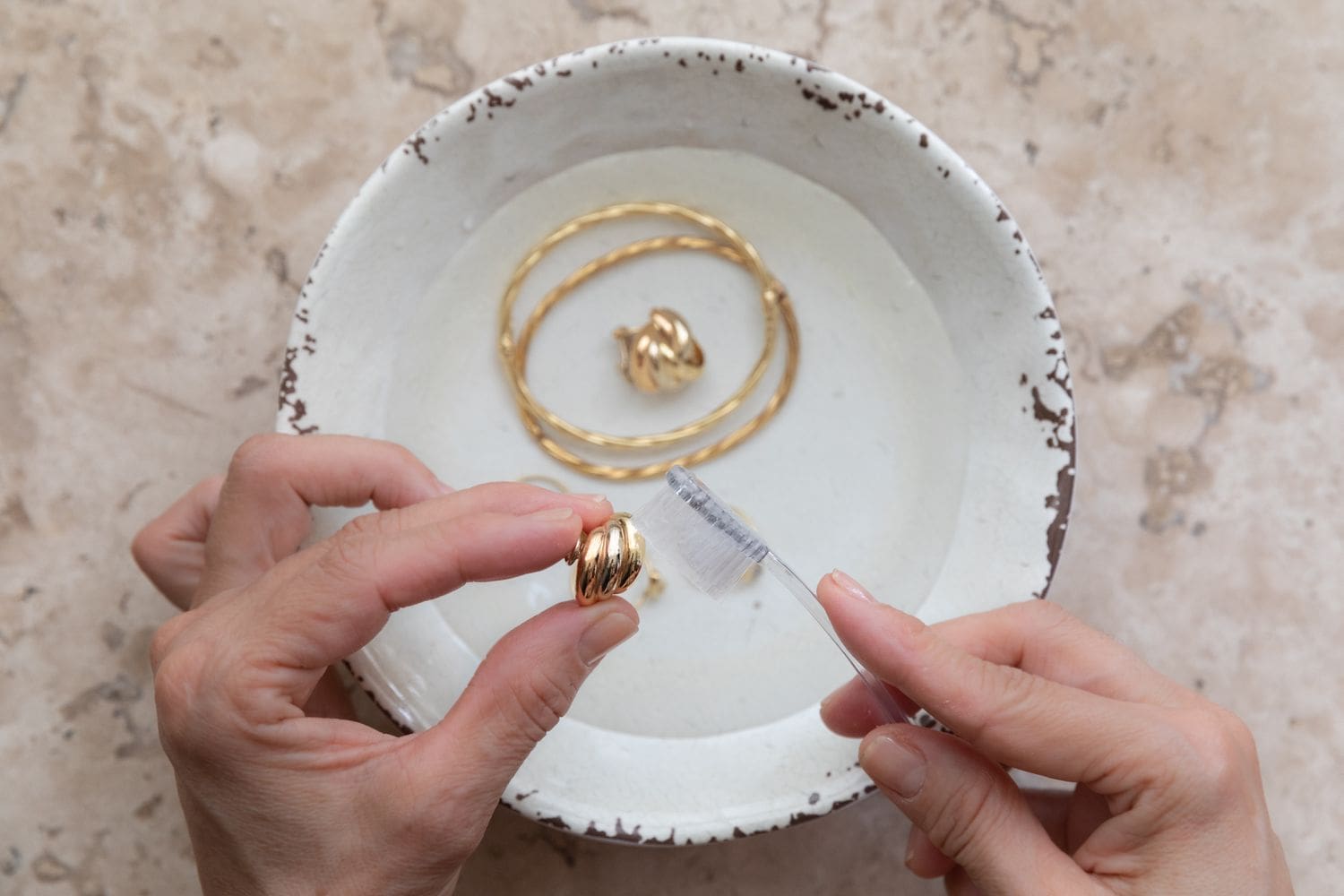 cleaning gold jewelry