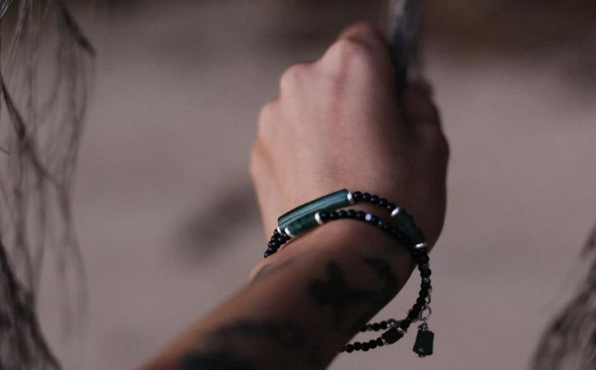 reinforce the knot of your sliding bracelet