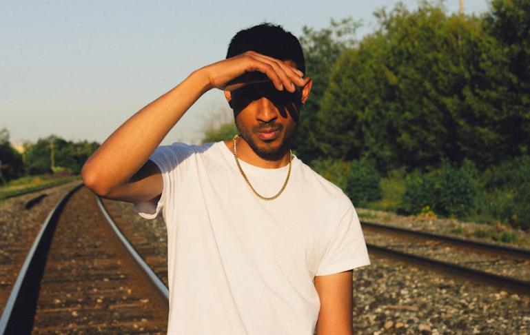 gold chain with white t shirt